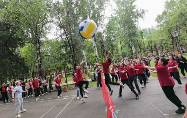 人在一起叫聚會，心在一起叫團隊，工作日全力以赴，嗨皮時熱情奔放！一起成長，一路向上，未來可期！